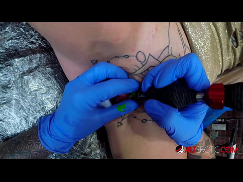 ❤️ Uiters getatoeëerde hottie Sully Savage het 'n tatoeëermerk op haar klitoris gekry ❤ Seksvideo by porn af.killvs.top ❤